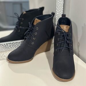 Nautica Women's Navy Wedge Boots Sz 8